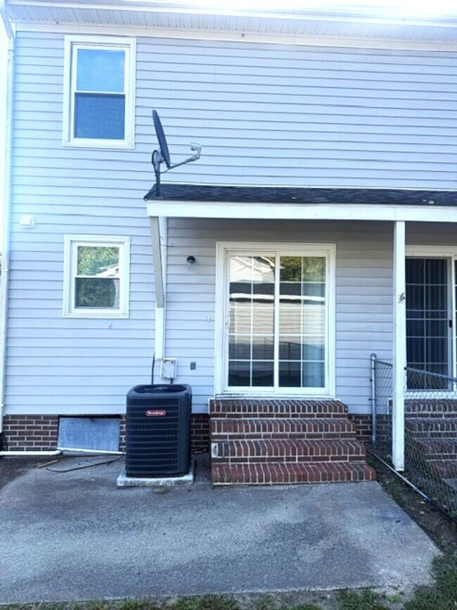 Building Photo - 800 Verdant Dr