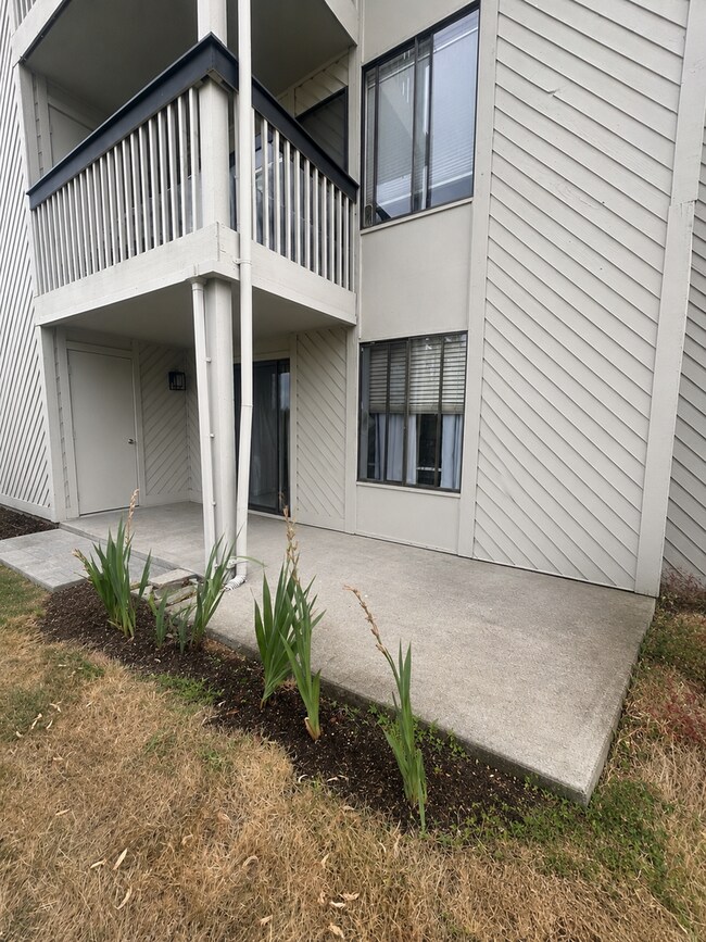 Building Photo - 6627 Lakeview Dr