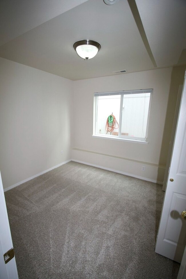 Building Photo - 4 Bedroom Eagle River Home!