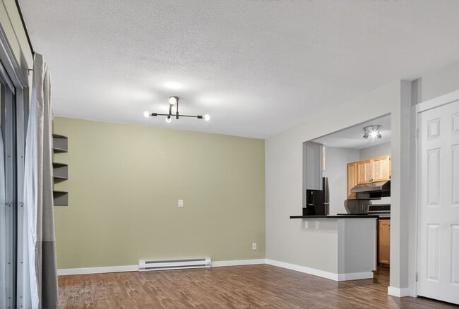 Building Photo - Condo / Apartment Unit