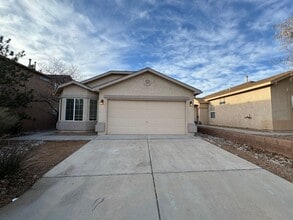 Building Photo - 3 bed 2 bath home