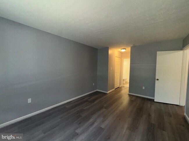 Building Photo - 7233 Mill Creek Ct