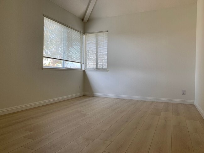 Building Photo - Beautiful 3 Bedrooms, 2.5 Baths Home with 3 Garage in Gated West Covina Community