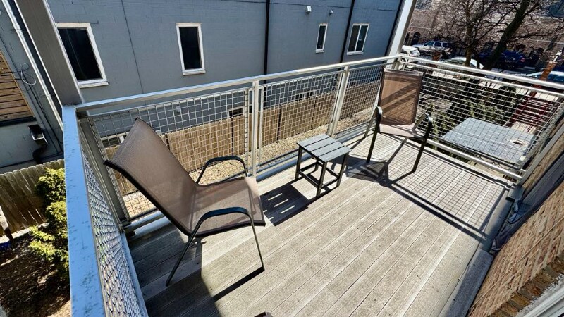 Building Photo - 1368 W Evergreen Ave