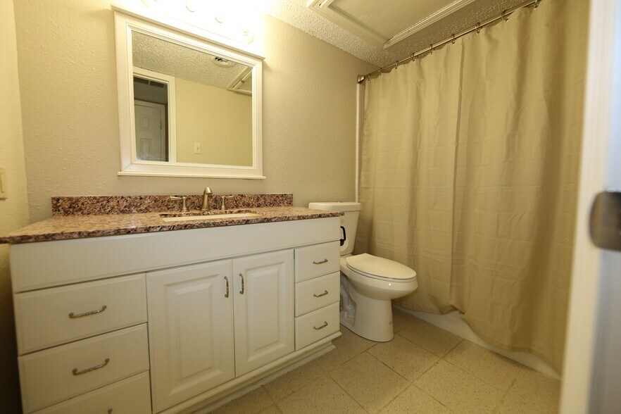 Building Photo - 7727 Meadow Park Dr