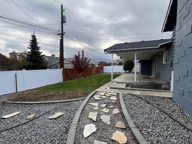 Building Photo - SPACIOUS 4 bed/2 bath home in desired location with double garage, fenced back yard!