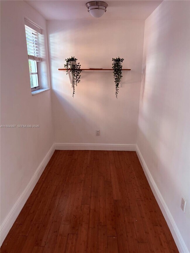 Building Photo - 4812 Pine Tree Dr