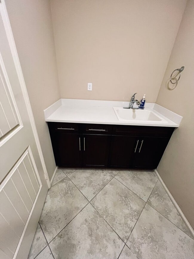 Building Photo - Gorgeous 2 bedroom and 2 bathroom home in ...