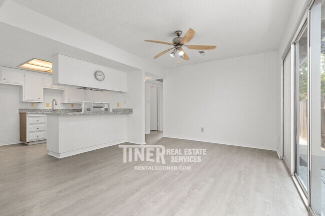 Building Photo - Charming Carmichael Duplex with Water Sewe...