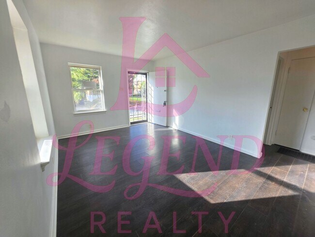 Building Photo - Cozy 2 Bedroom 1 Bathroom Home!