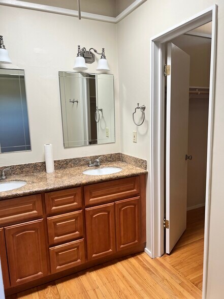 Building Photo - 880 Larkspur Dr