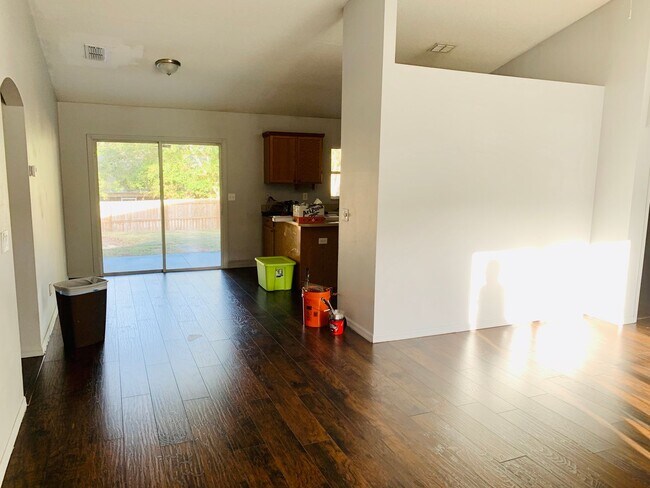 Building Photo - Great location