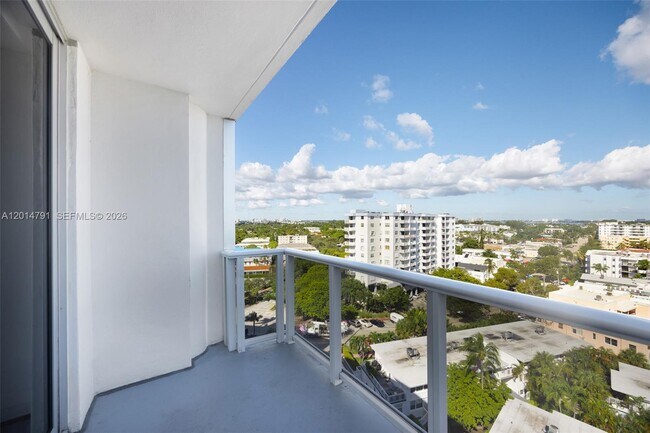 Building Photo - 900 Bay Dr