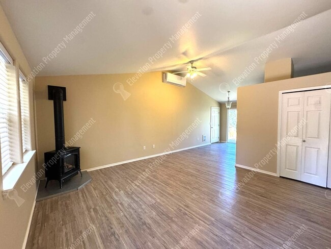 Building Photo - Single-Level 3 BR - 2 BA Rancher in Southw...