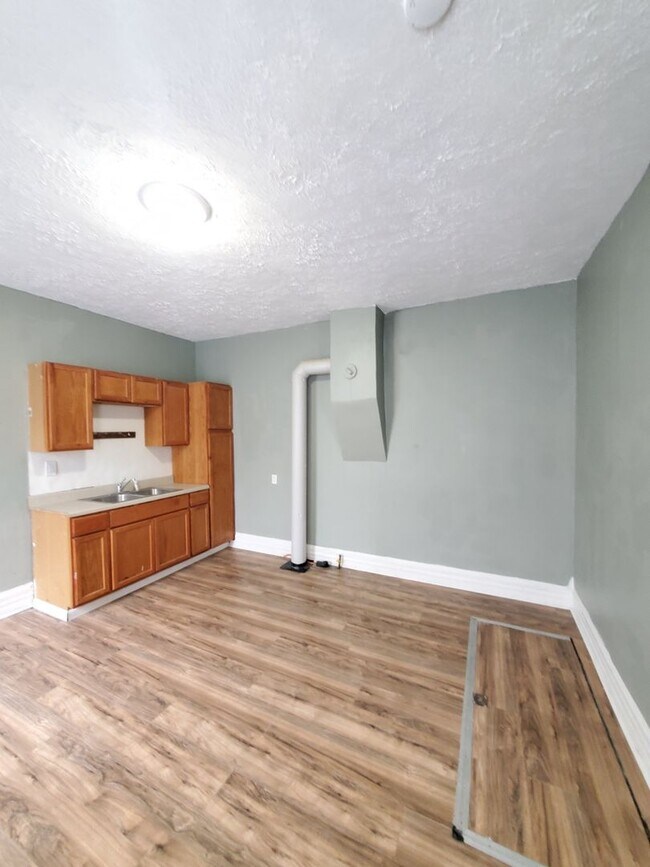 Building Photo - 164-166 S CYPRESS AVE