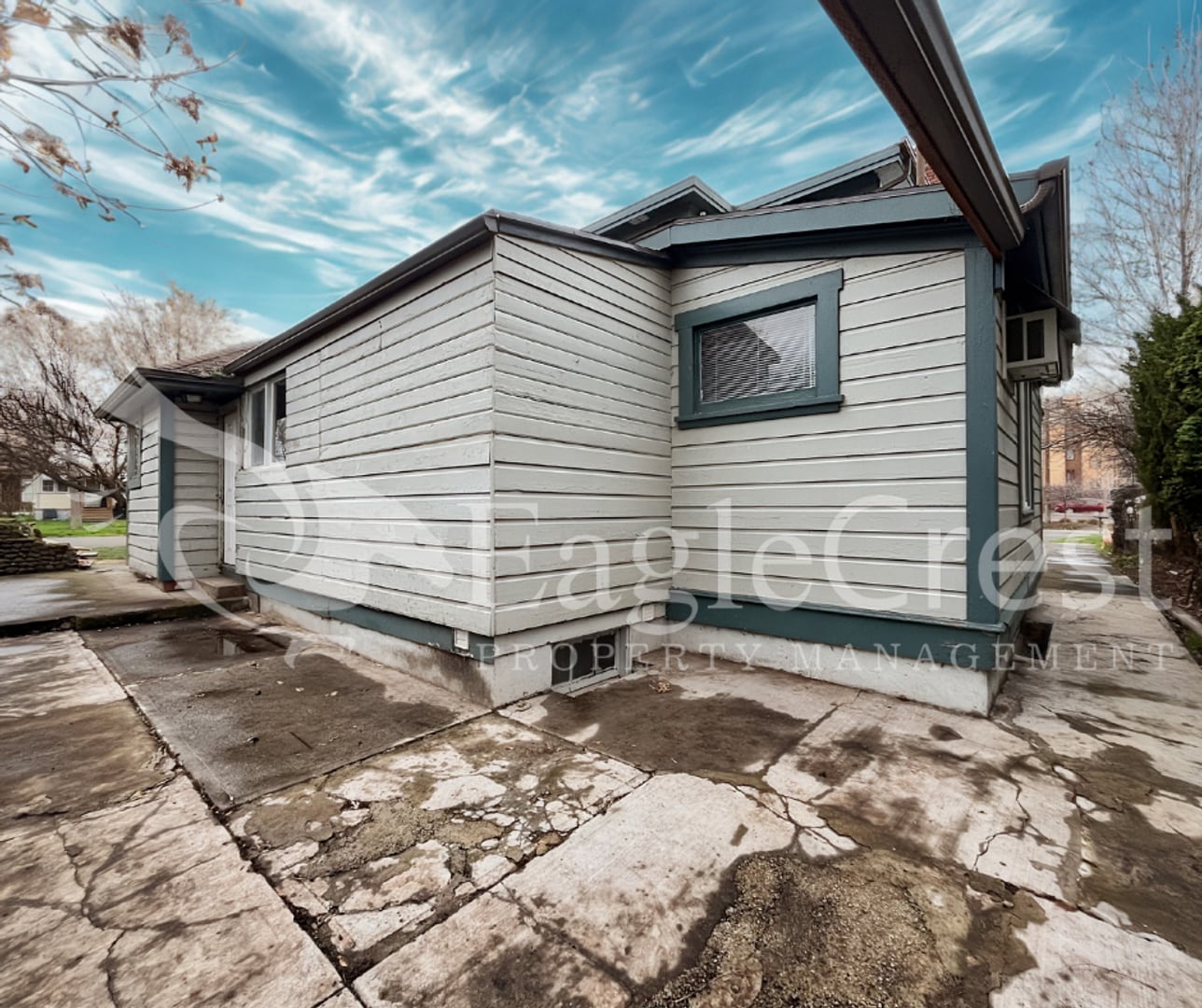 Building Photo - Comfortable 5 Bedroom Home with Modern Touches, Large Bedrooms & Front Porch