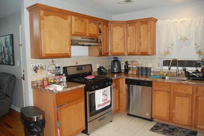 KITCHEN - 523 Marshall St