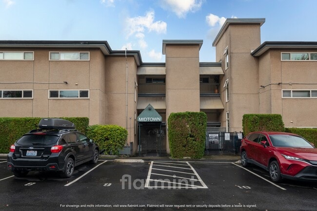 Building Photo - 732 11th Ave E