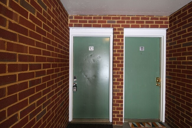 Building Photo - Fun and Stylish Living at Madison Manor! Top-Floor Condo with Vaulted Ceilings and Skylights