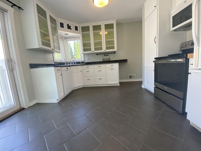 Building Photo - 1863-17 1/2 17 1/2 St NW