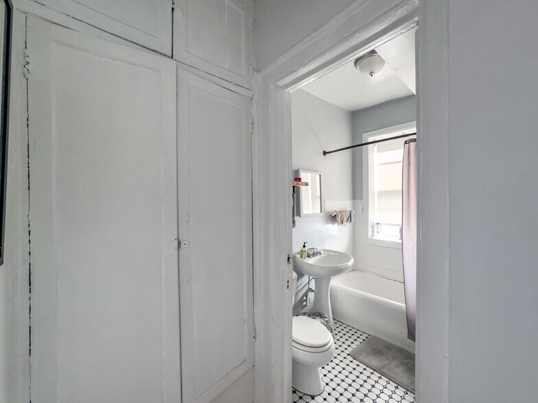 Building Photo - 2027 N Humboldt Blvd