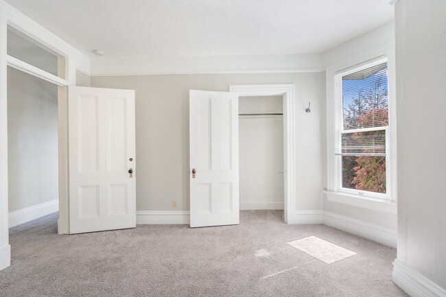 Building Photo - GATED OFF STREET PARKING - Top Floor Unit ...
