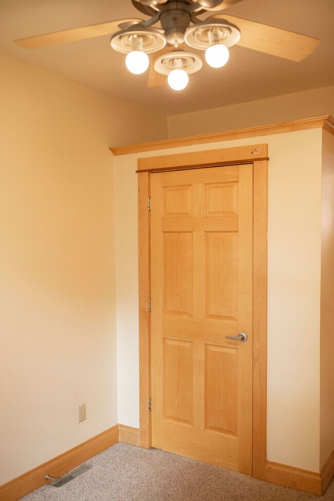 Building Photo - New On Market - 3 Bedroom, 1 Bathroom Duplex