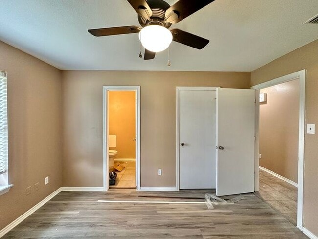 Building Photo - Available Now! Newly Updated 3/2 in Flint!