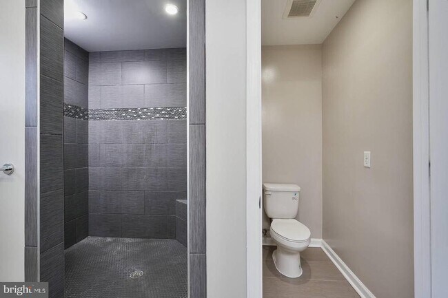 Building Photo - 412 Woodcrest Dr SE