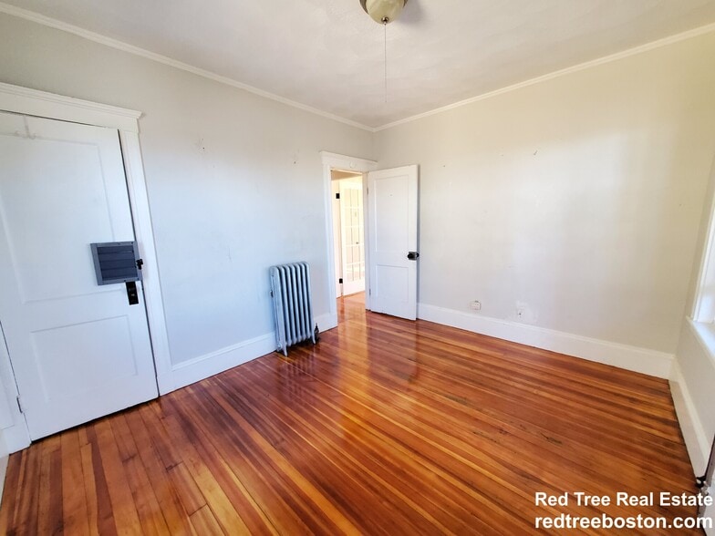 Building Photo - 623 Fellsway