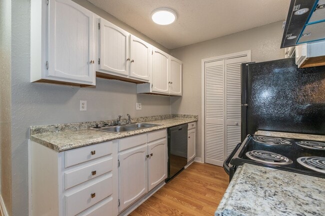 Building Photo - 2 Bed | 1.5 Bath East Tulsa with Spacious Back yard!