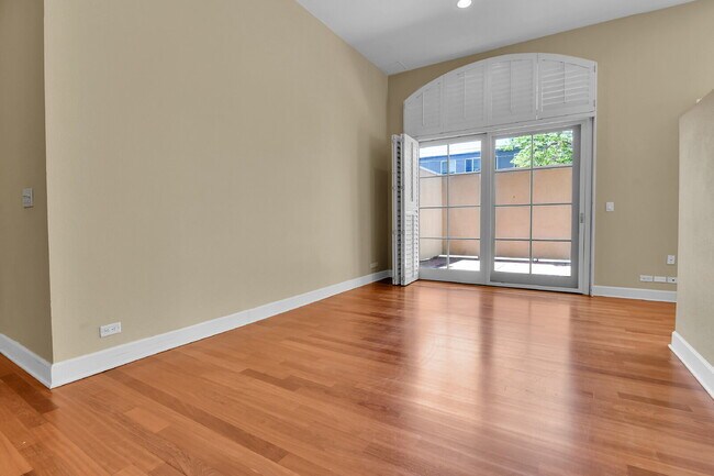 Building Photo - $1,900.00, 1 bed, 1 bath, located in Denve...