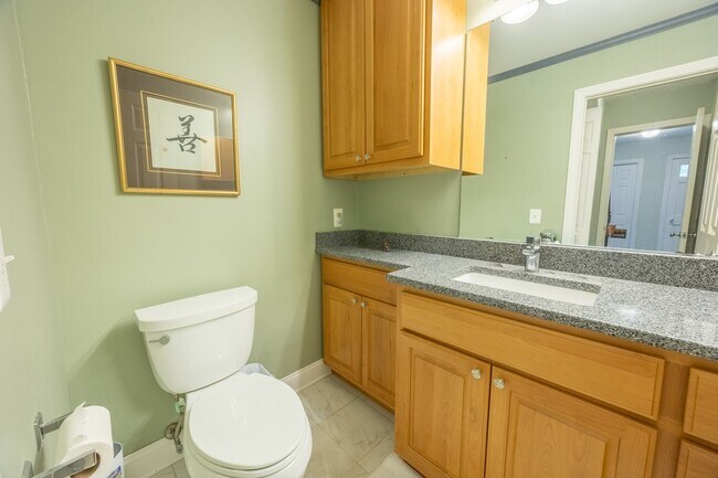 Building Photo - Spacious 2 Bedroom Townhouse in Tunxis Vil...