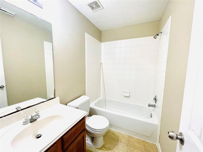 Building Photo - 6330 Applewood Forest Dr