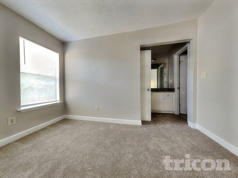 Building Photo - 2543 Mistletoe Ln SW