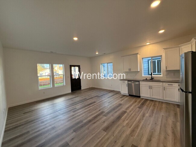 Building Photo - Brand New 3 Bed / 2 Bath Duplex Near Parks & Golf - W/S/G Included