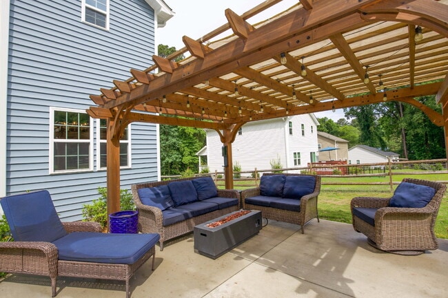 Building Photo - Charming 3-bedroom, 2.5-bath home nestled in the heart of Carthage