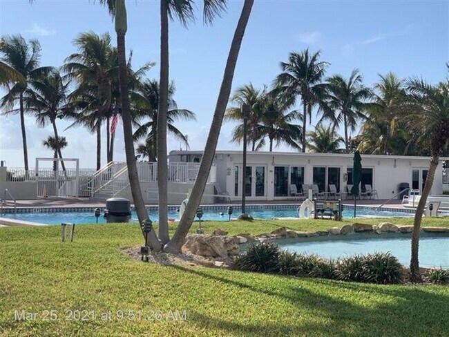 Building Photo - 5005 Collins Ave
