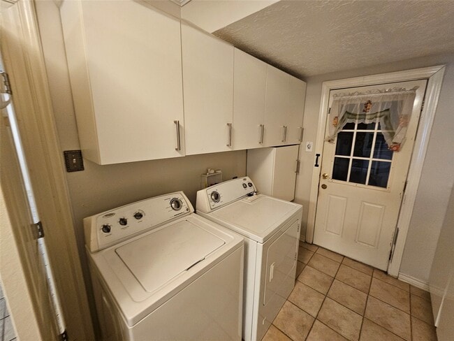 Building Photo - 6940 Hemlock St