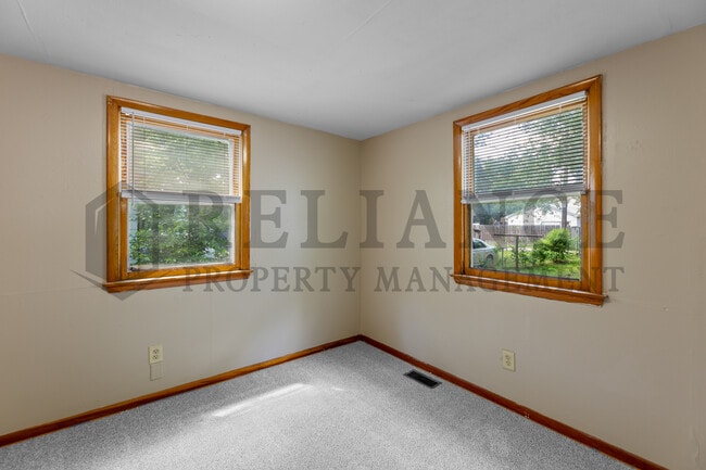Building Photo - 1028 W Munnell Ave