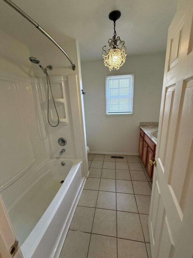 Building Photo - 816 E 16 St