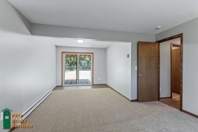 Building Photo - Spacious 4 Bedroom Home **Half Off October...
