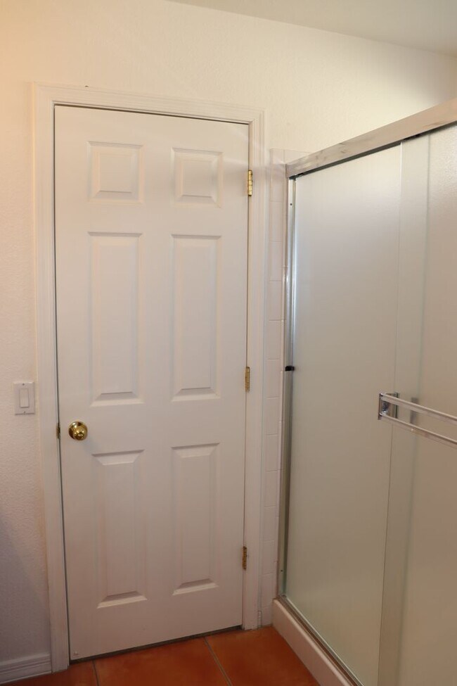 Building Photo - East Side 3 Bed 2 Bath Energy Efficient Pulte Home