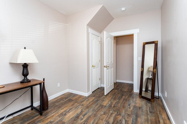 Building Photo - Bright and Airy 2-Bedroom Condo in Charmin...