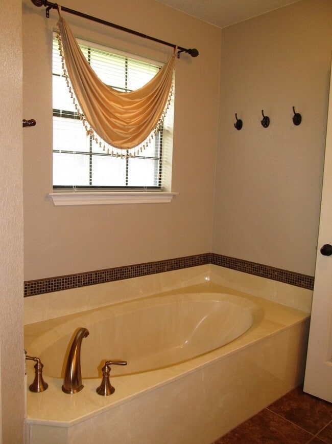 Building Photo - LARGE 4 BEDROOM NEAR LAKE