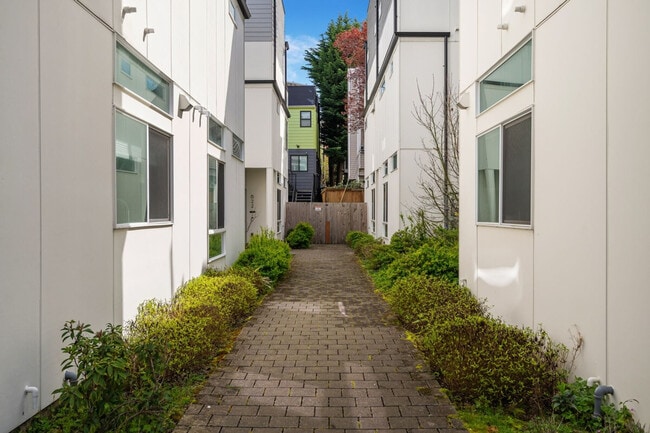 Building Photo - 620D 10th Ave E