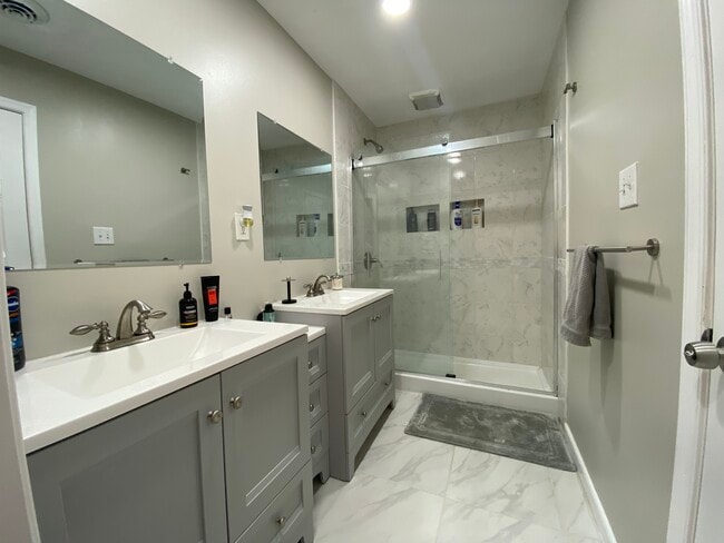 Building Photo - 6425 Sedgefield Dr