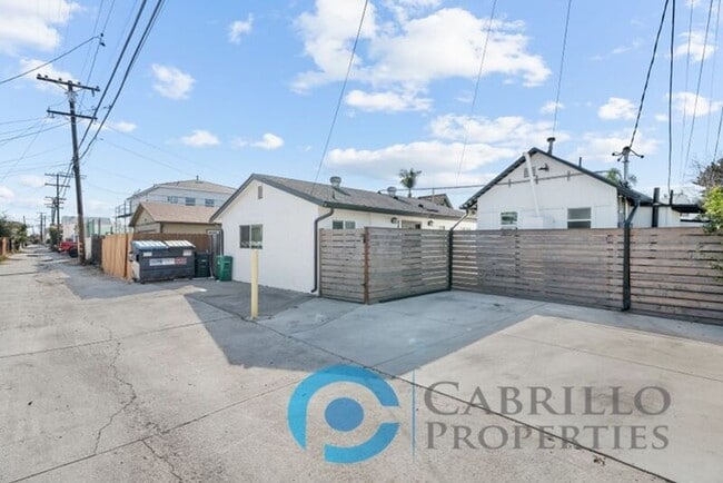 Building Photo - 4853 Mansfield St