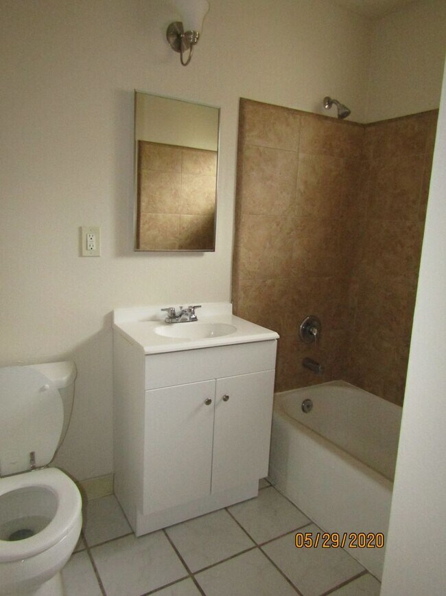 Building Photo - Cozy One Bed One Bath Apartment Near Downtown Santa Rosa! $1,600/Monthly