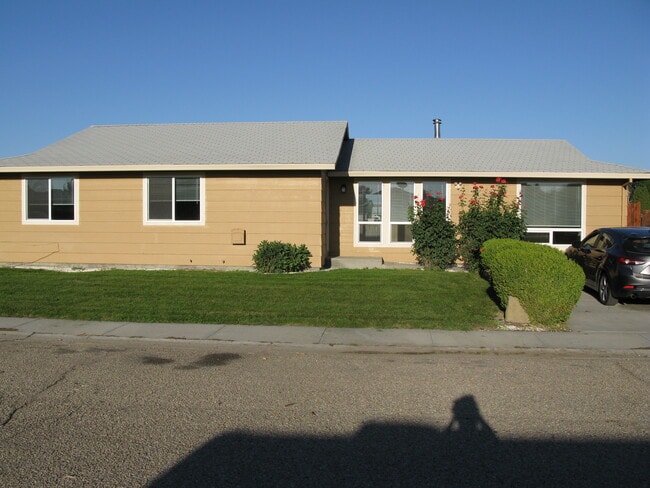 Building Photo - 305 S 5th St W